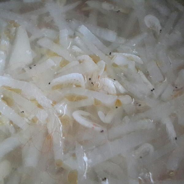 白萝卜虾皮枸杞汤