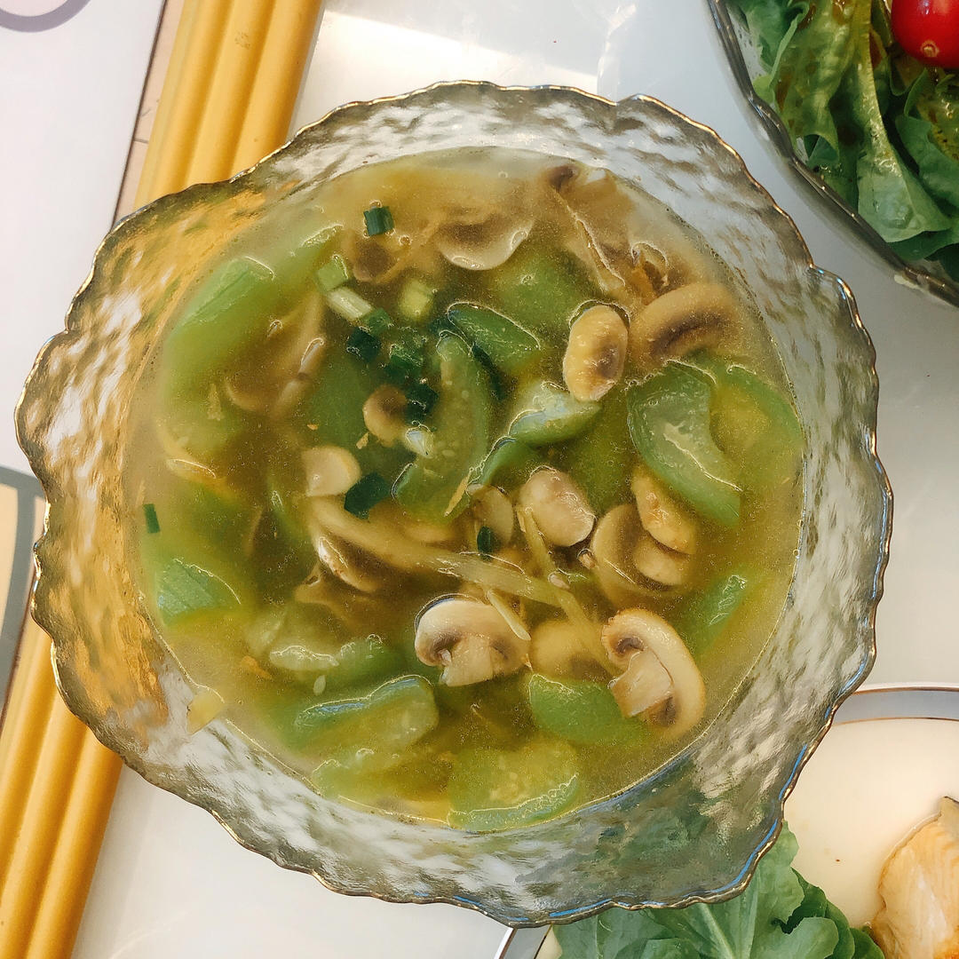 汤鲜味美！适合天热喝的刮油神汤～丝瓜蘑菇汤