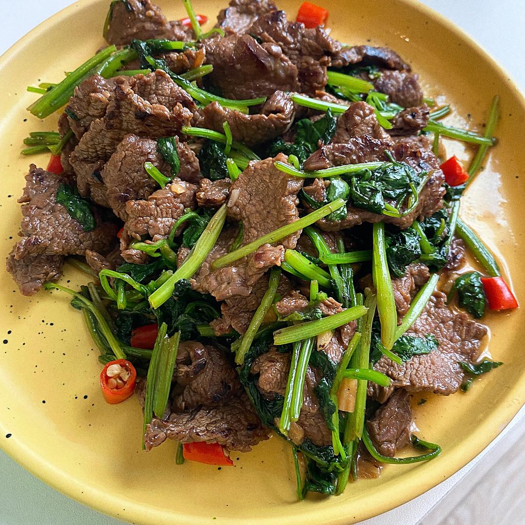 香菜炒牛肉｜房地产老板吃完把小区绿化带里种满了香菜