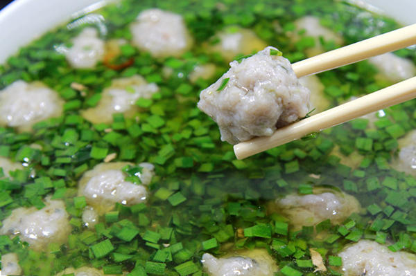 韭菜鱼丸汤的做法