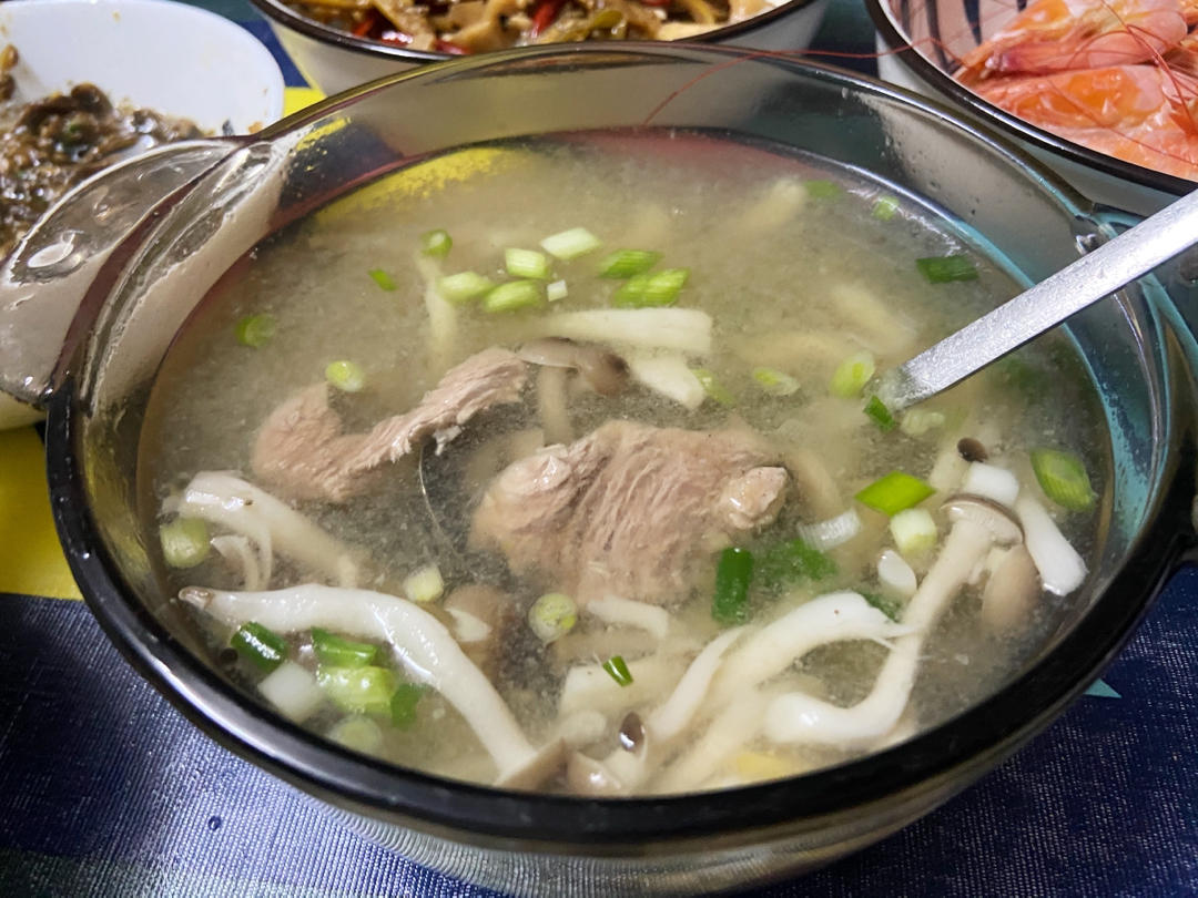 林佩儿做的新鲜滑子菇煮肉片汤