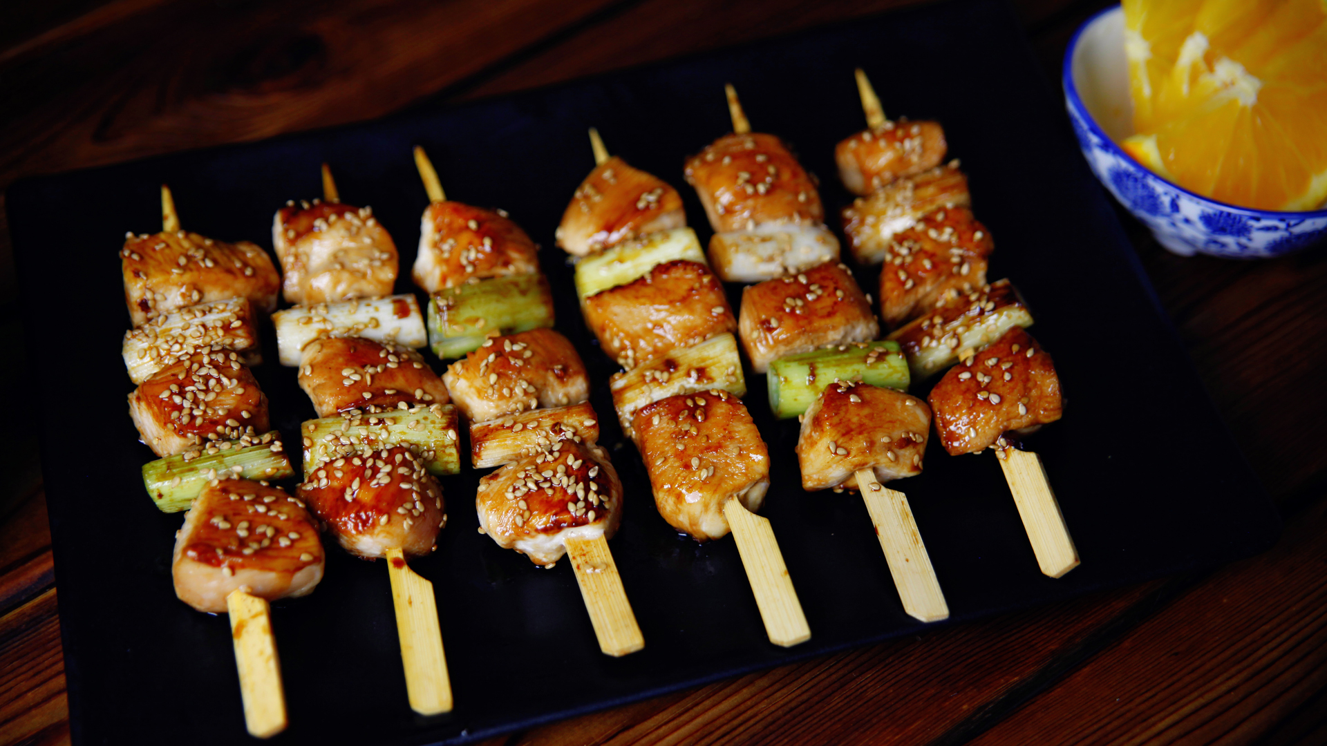 葱香肉多汁的日式照烧鸡肉串，来自居酒屋的诱人美味的做法