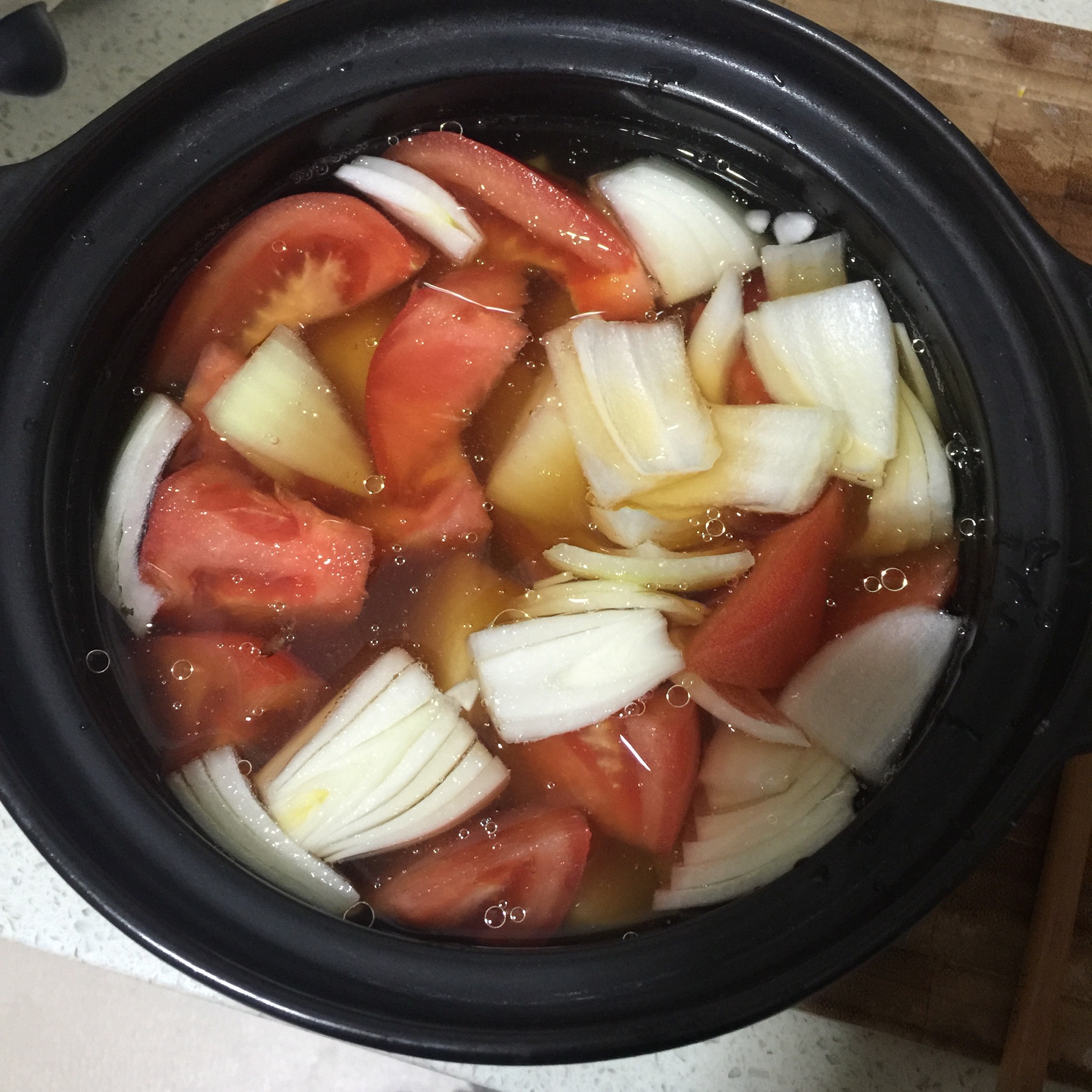 西红柿土豆洋葱虾汤的做法 步骤2