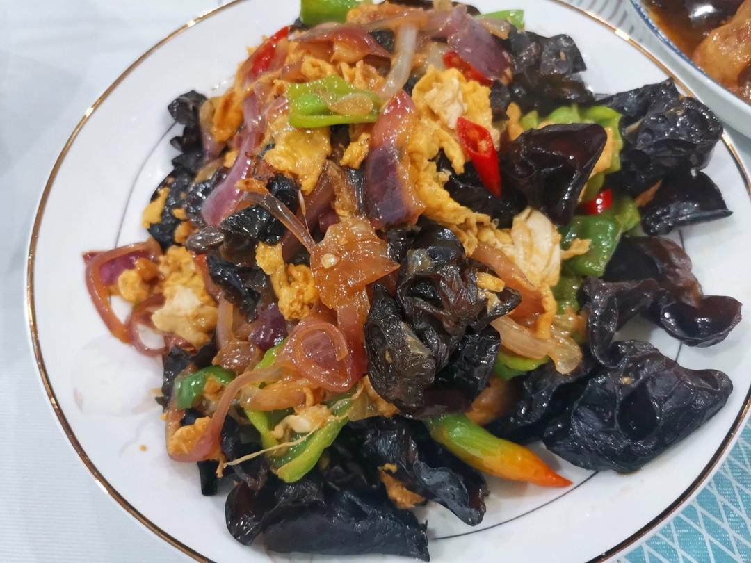 洋葱黑木耳炒鸡蛋