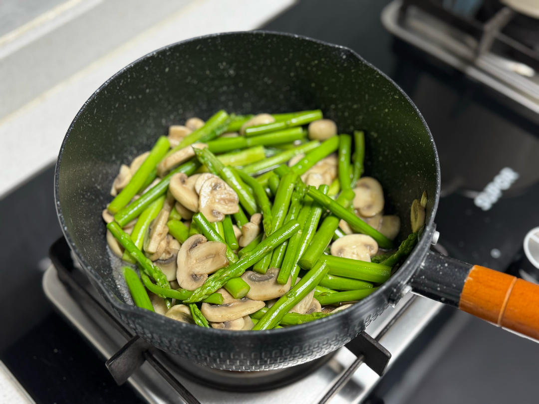 爽爽爽口的芦笋炒白菇