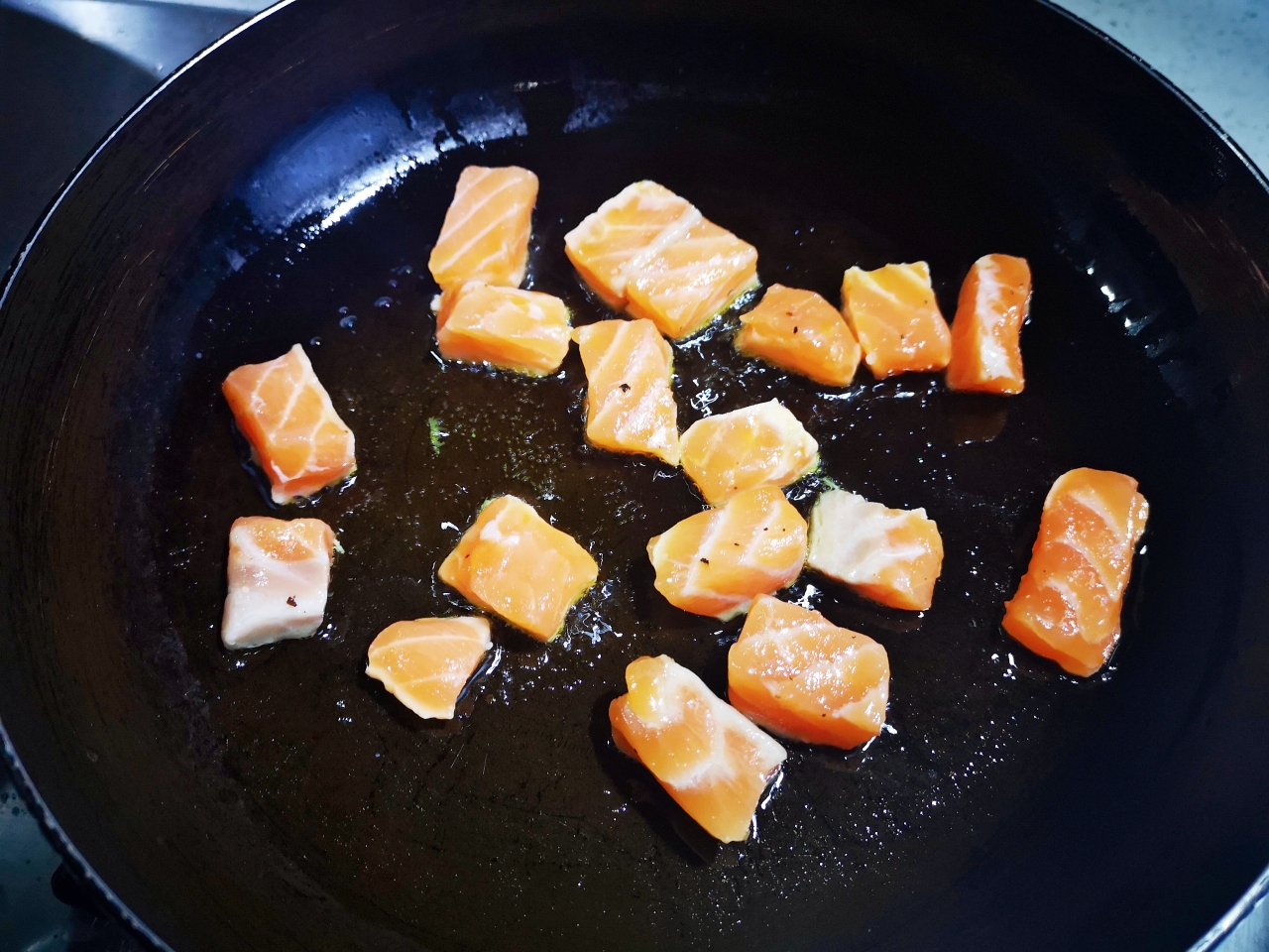 黑椒三文鱼炒蛋的做法 步骤2