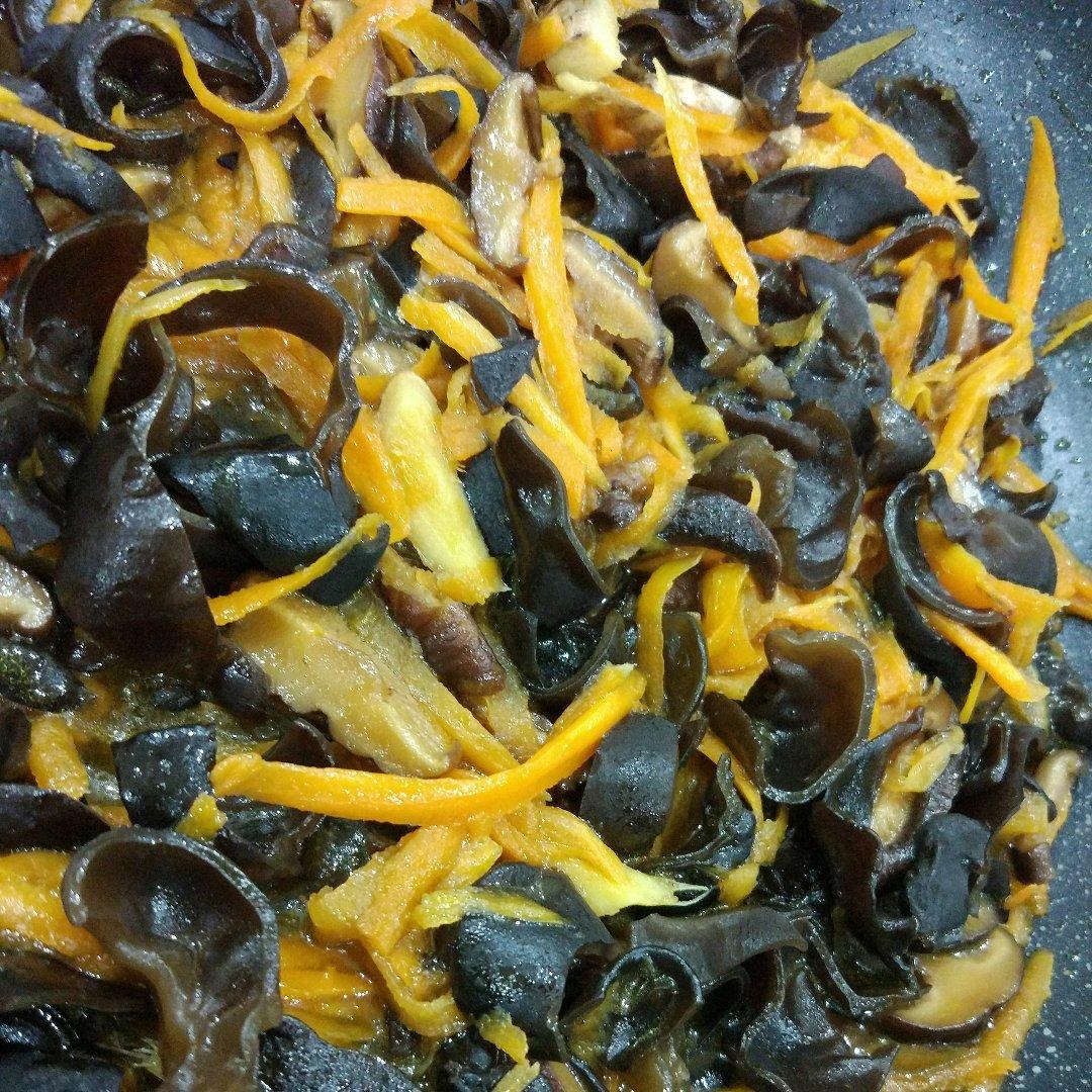 胡萝卜香菇炒木耳