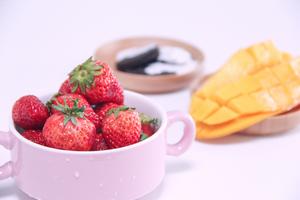草莓奥利奥酸奶杯的做法 步骤1