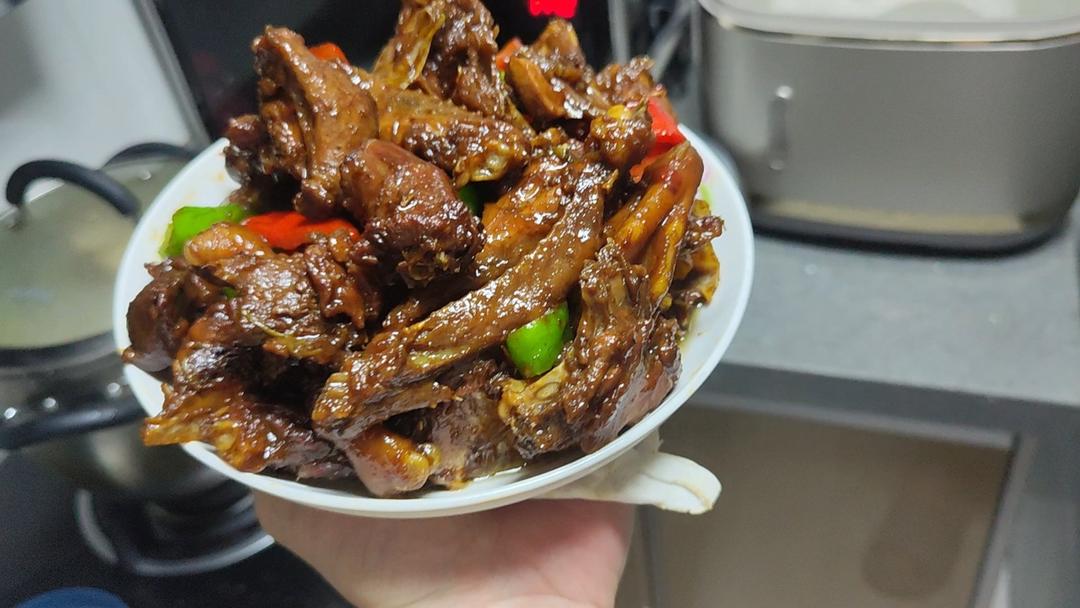 传统正宗的啤酒鸭配方和做法，鲜嫩香浓，只需炒千万不要焯水