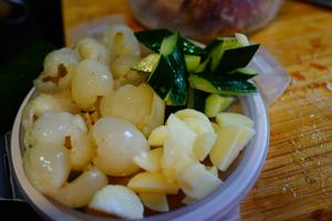 荔枝黄瓜炒牛肉的做法 步骤2