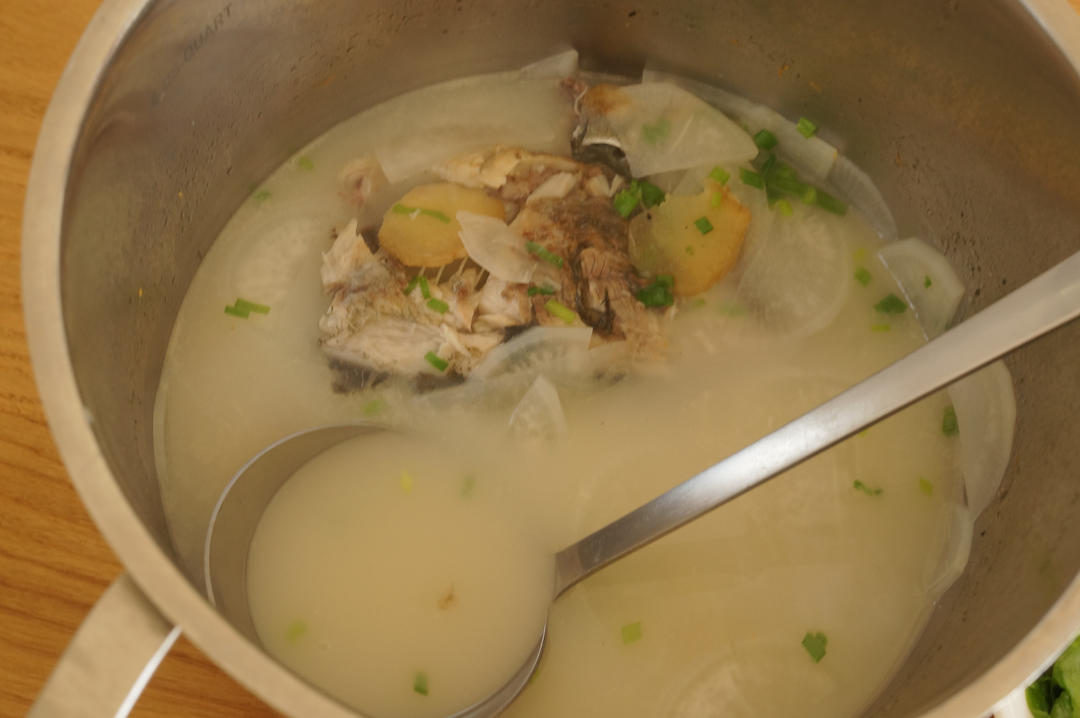 白萝卜丝鲫鱼汤