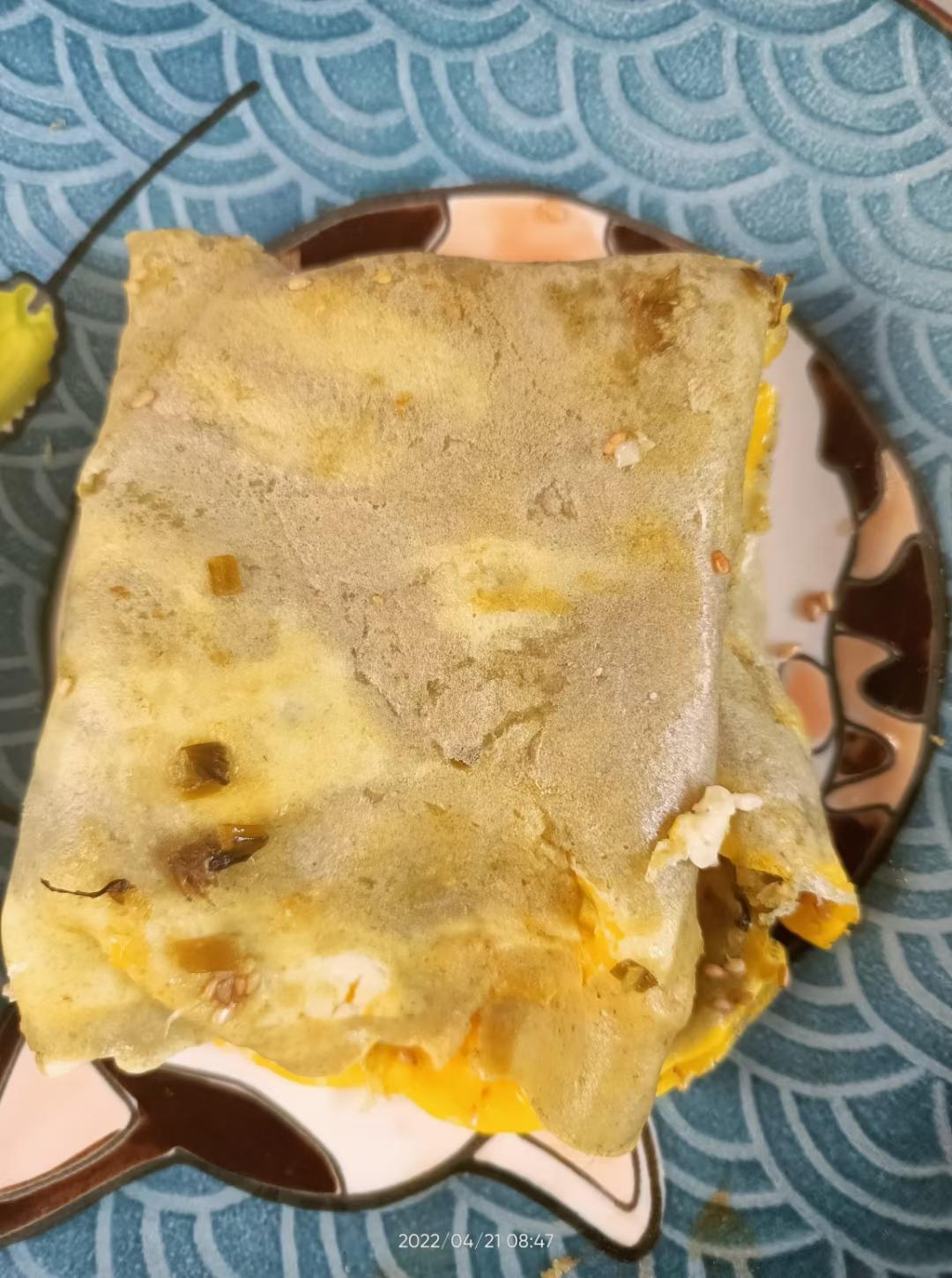 天津传统小吃——煎饼果子 在家也能摊 早餐更丰富