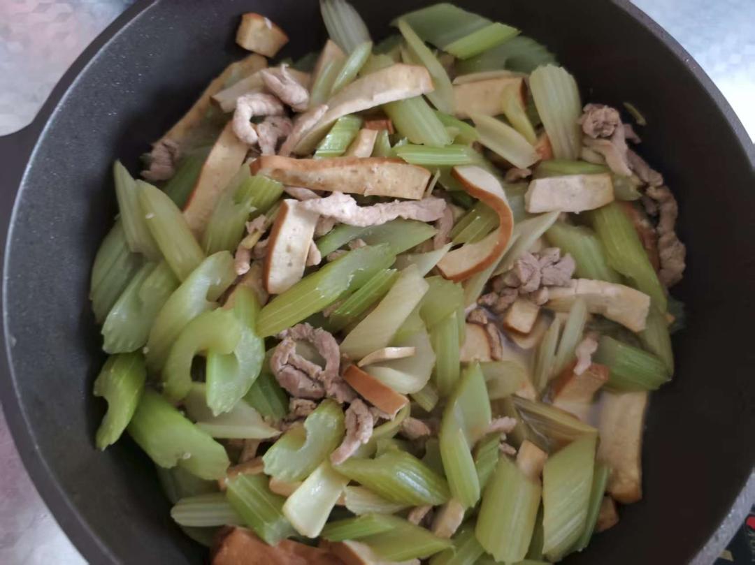 芹菜肉丝炒香干