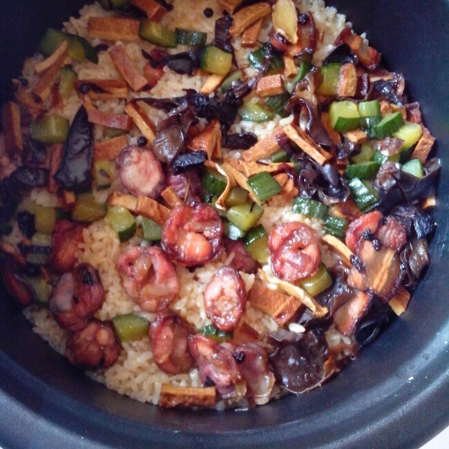 广式腊味煲仔饭