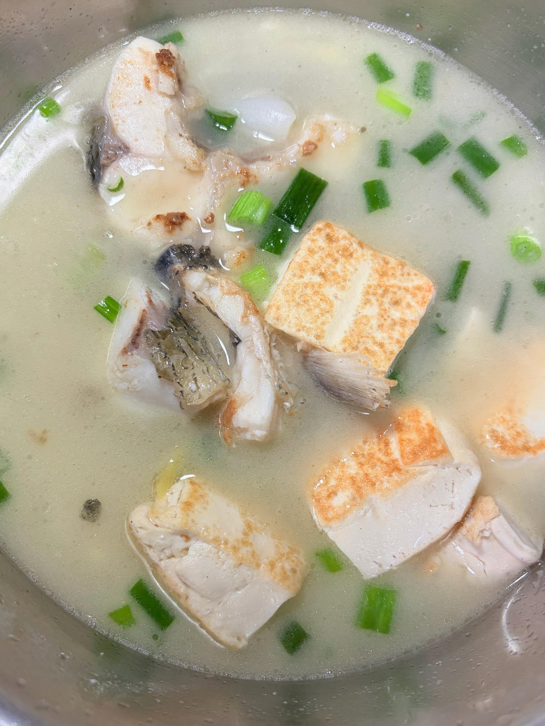 鲜掉眉毛的鱼头豆腐汤