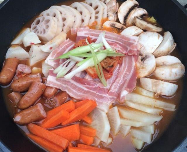 韩式泡菜猪五花年糕火锅的做法