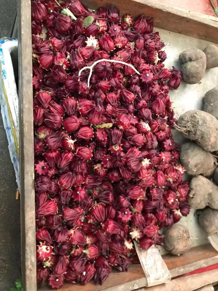 鲜花和美食装扮的生活