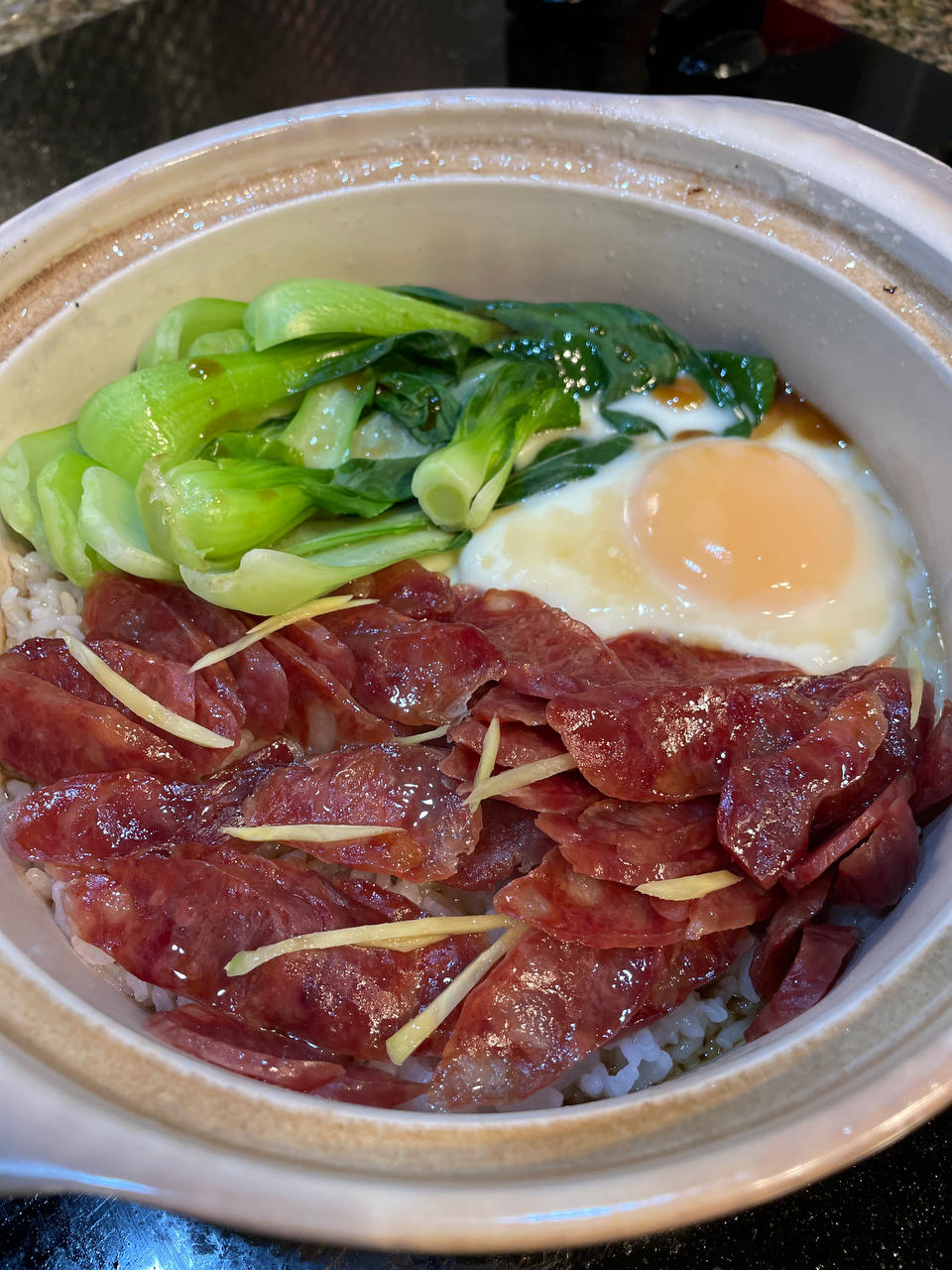 广式腊味煲仔饭