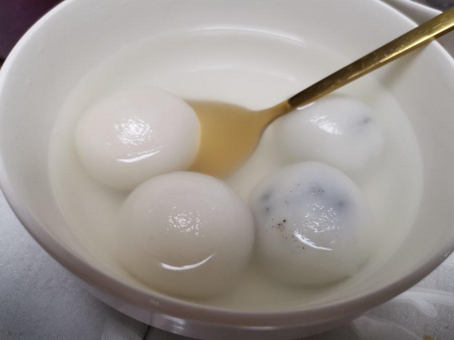 花生黑芝麻汤圆