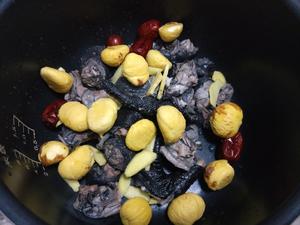 板栗鸡汤面+凉拌土豆丝的做法 步骤1