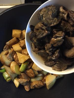 山药松蘑炖肉的做法 步骤11