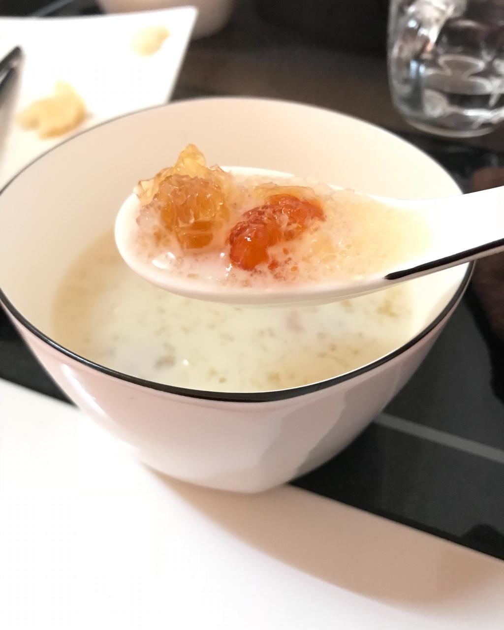 堪比燕窝的美容佳品——桃胶银耳炖木瓜