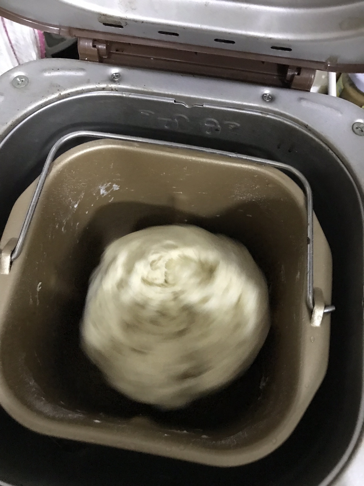 自制牛奶馒头（面包机和面）的做法 步骤4