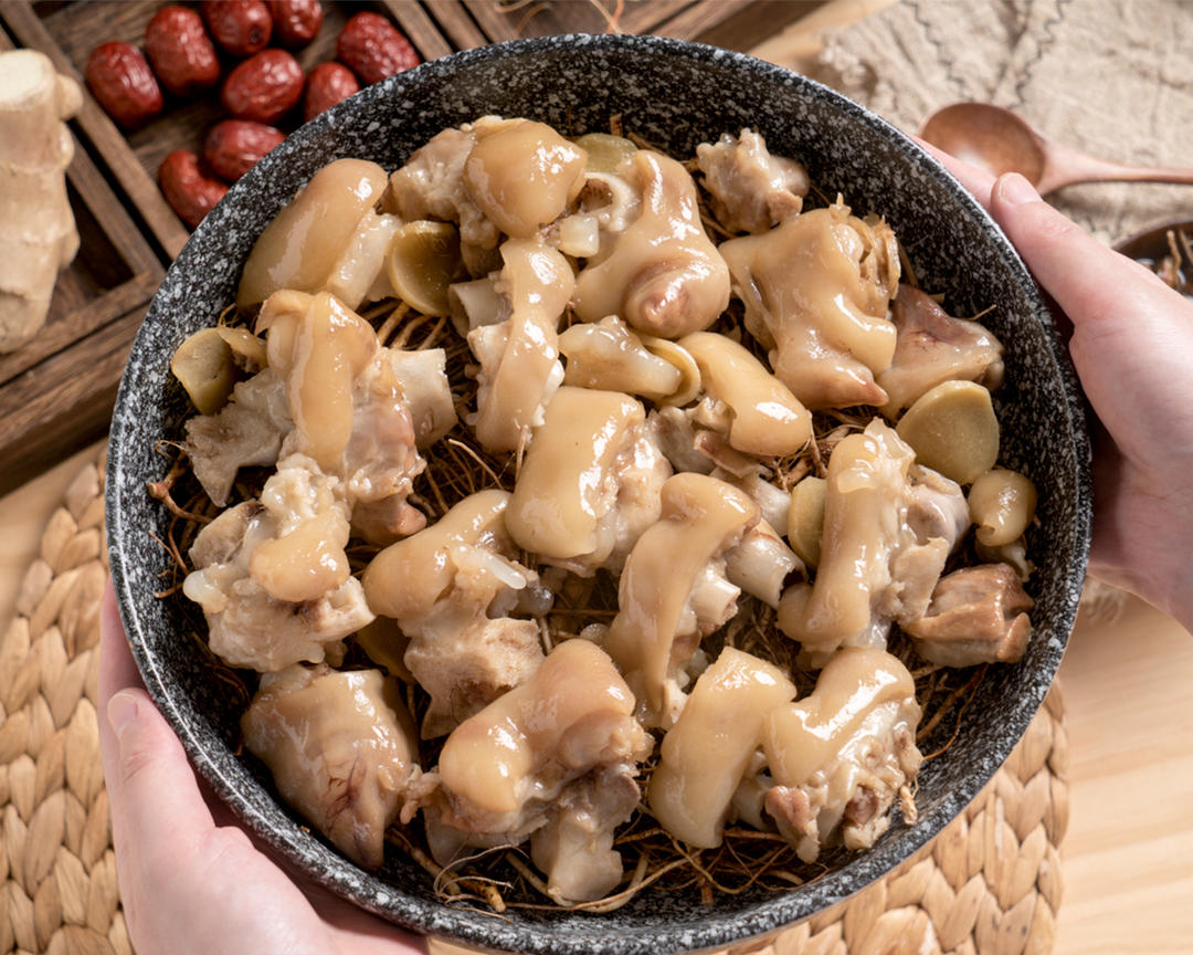 贴秋膘【五指毛桃蒸猪手】的做法