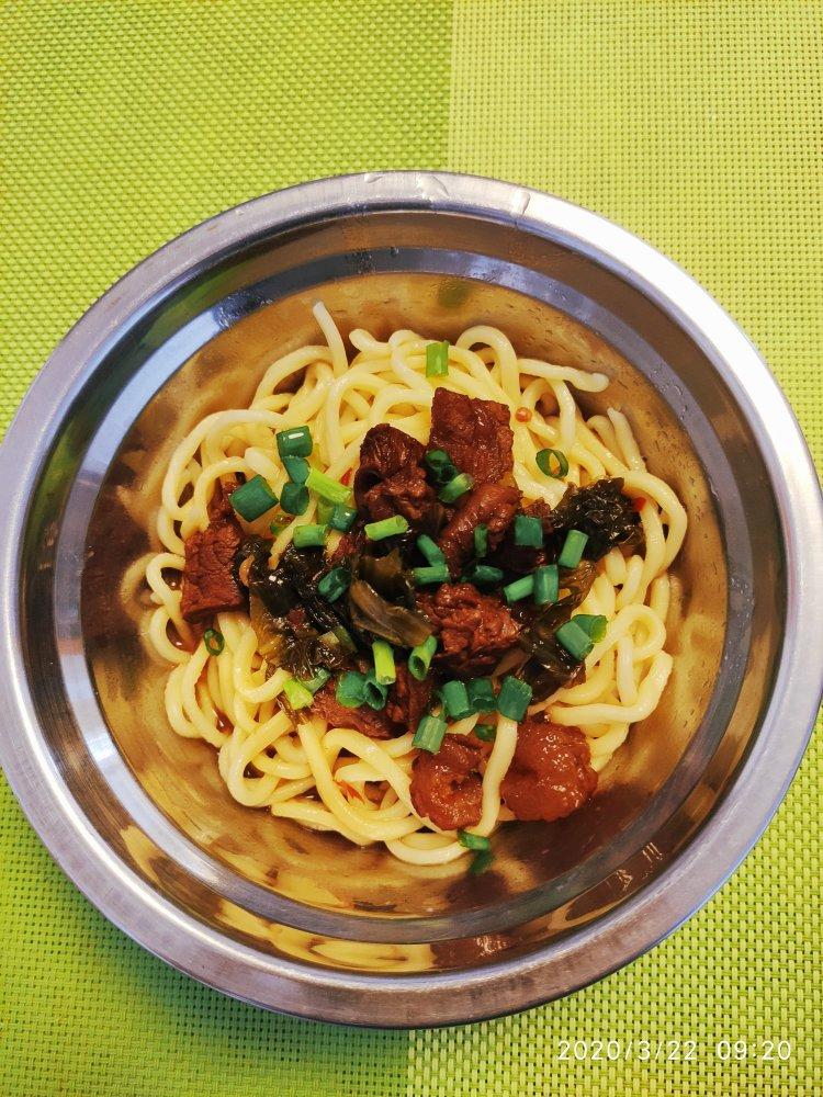 这一碗香辣酸菜牛肉面太美味！