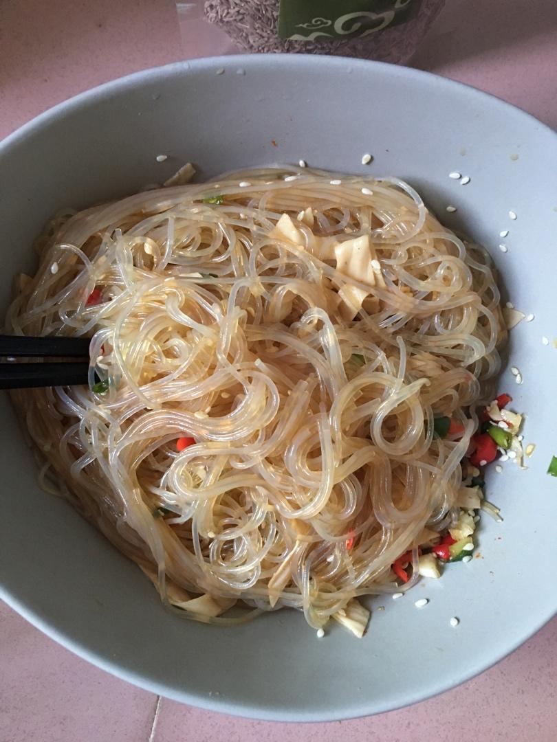 小番茄优优做的连吃3天不过瘾的凉拌酸辣粉丝