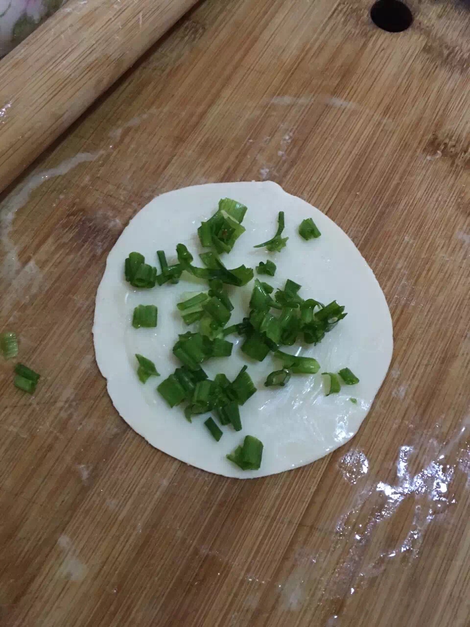 饺子皮葱油饼的做法 步骤2