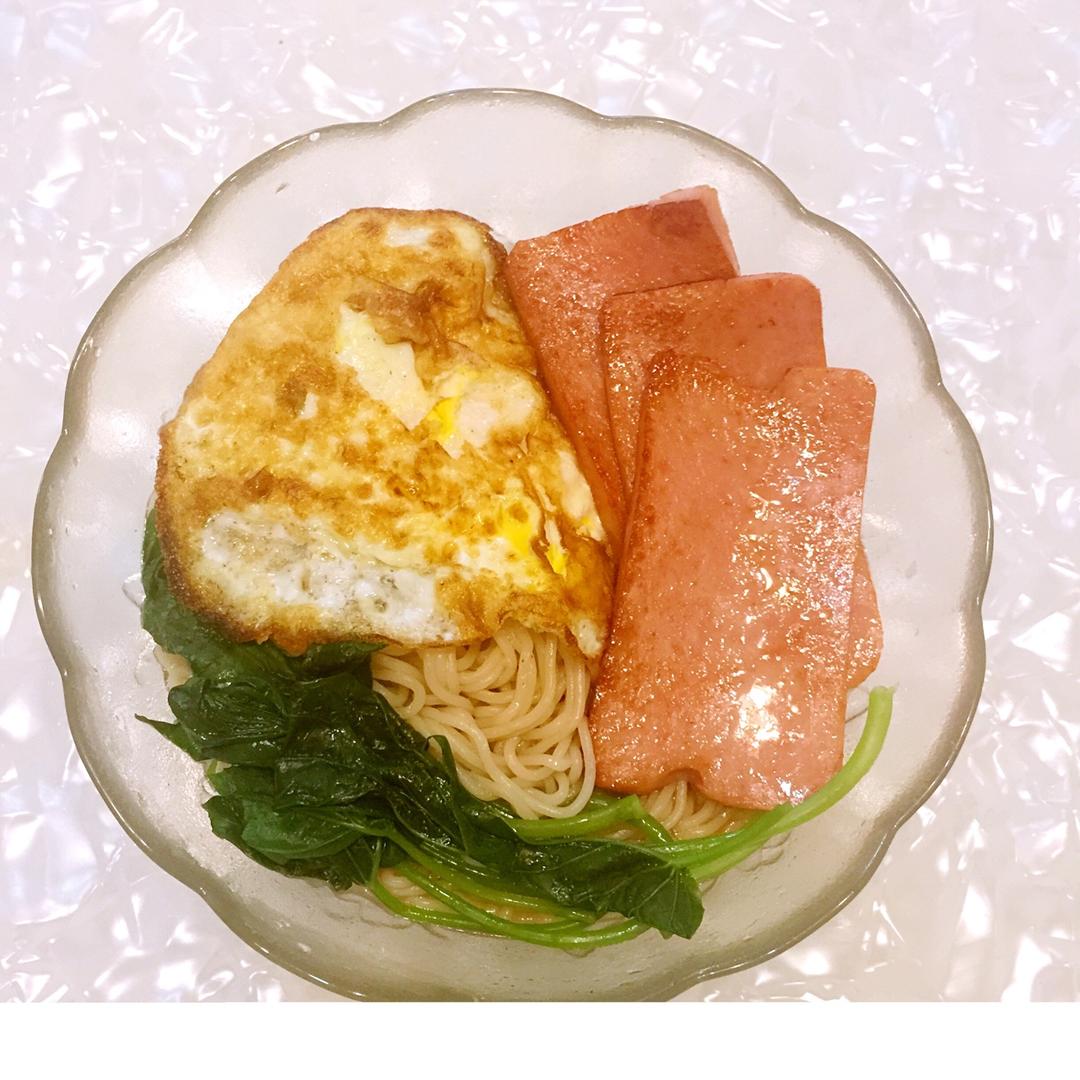 茶餐厅里的餐蛋面