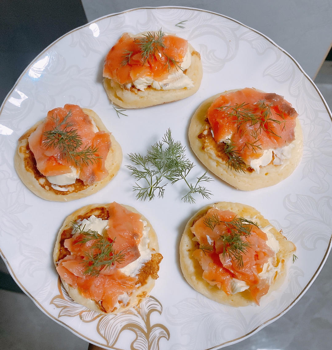 烟熏三文鱼crostini