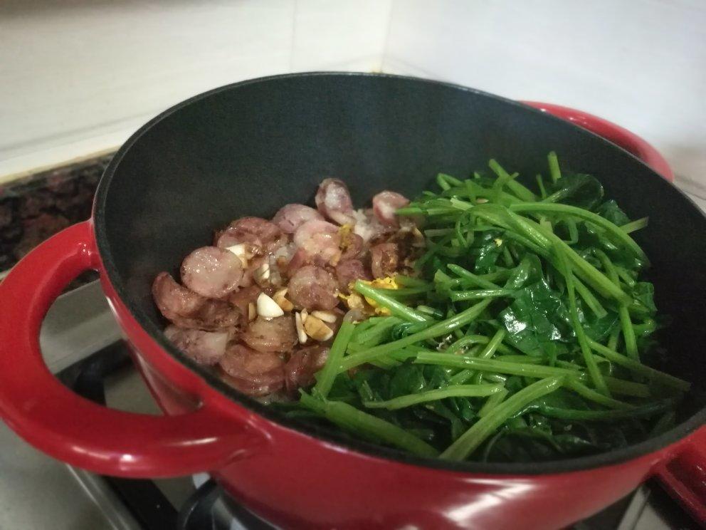 铸铁锅腊肠煲仔饭