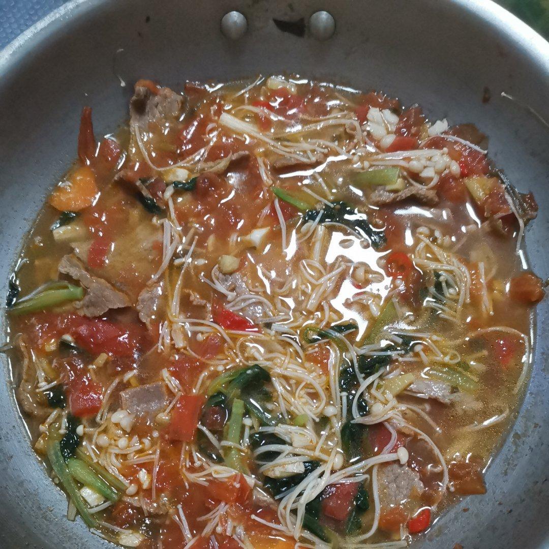 酸汤肥牛金针菇