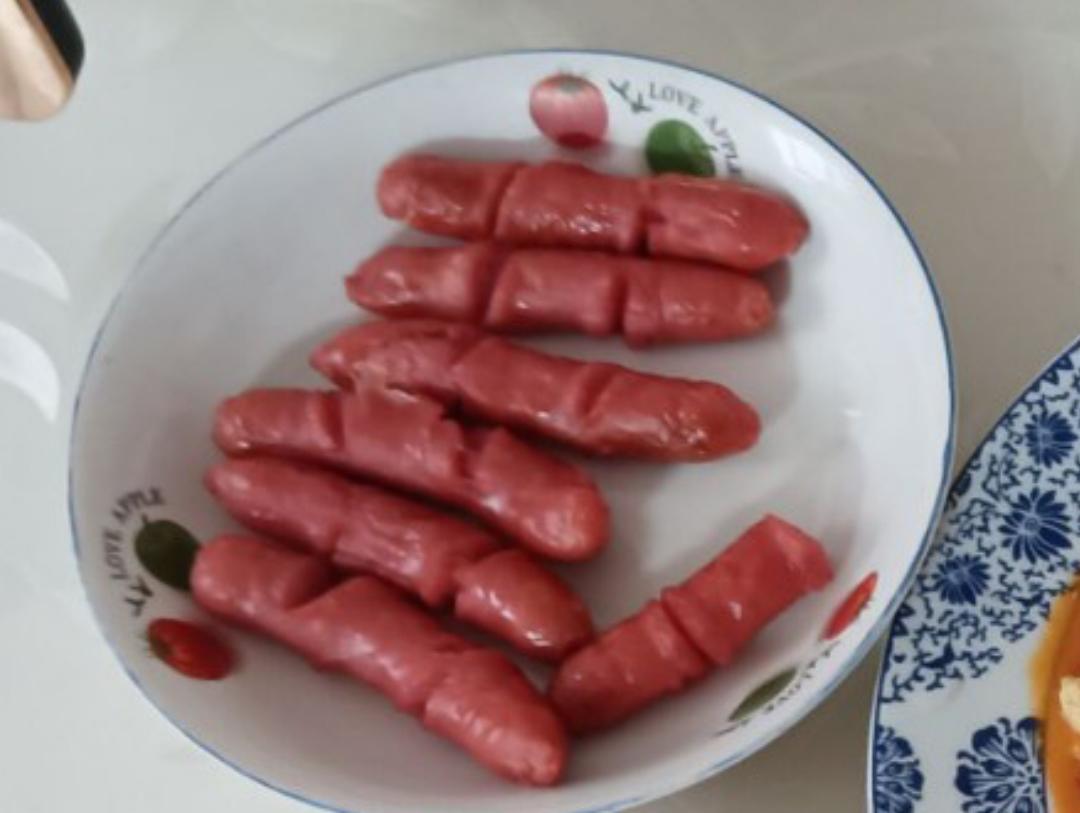 空气炸锅烤肠，肉肠/火腿肠/热狗--如果这算菜谱，应该没有更简单的菜谱了。如果有，请告诉我！