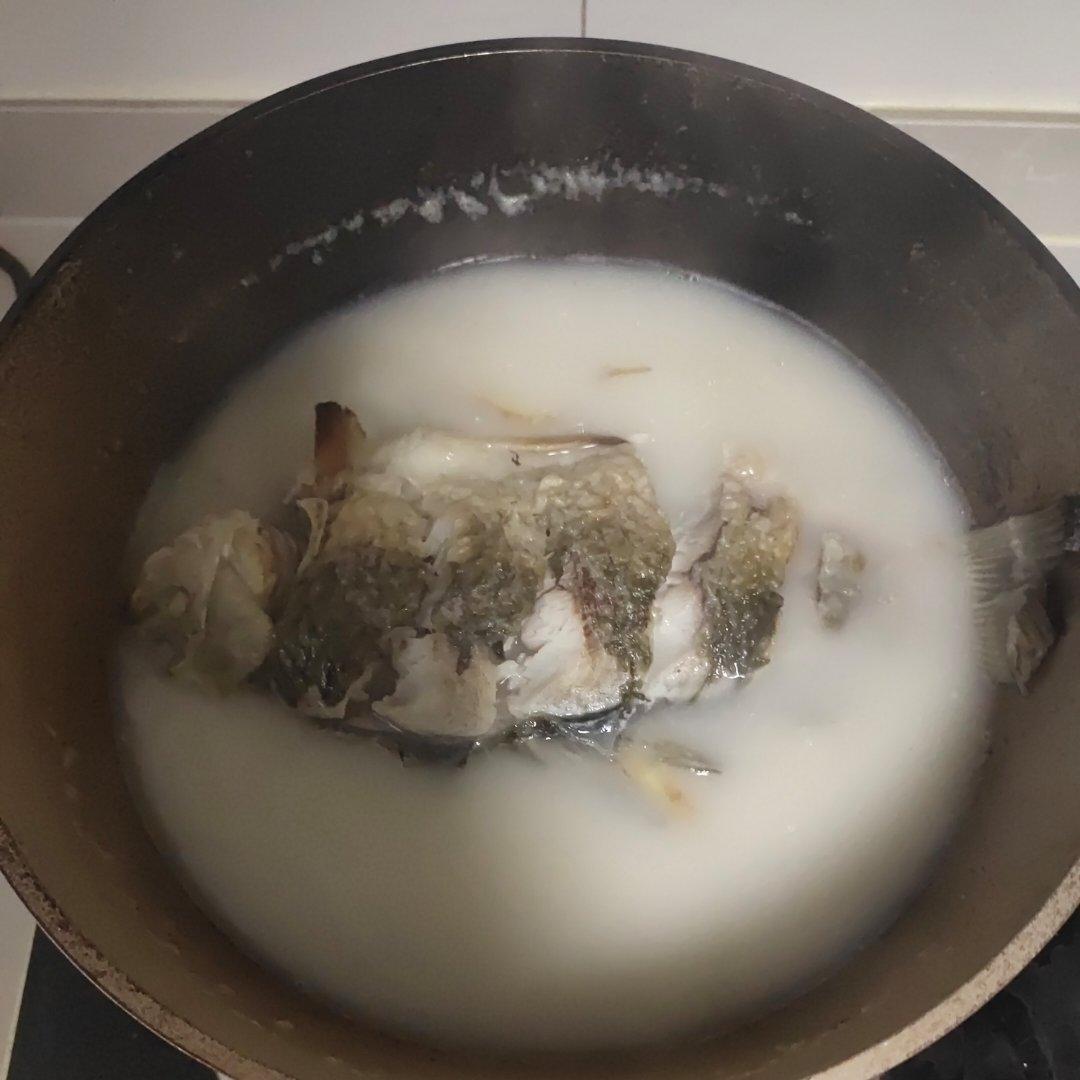 清炖鲫鱼汤 三个关键步骤让你轻松炖出汤浓味鲜色白似奶的鲫鱼汤