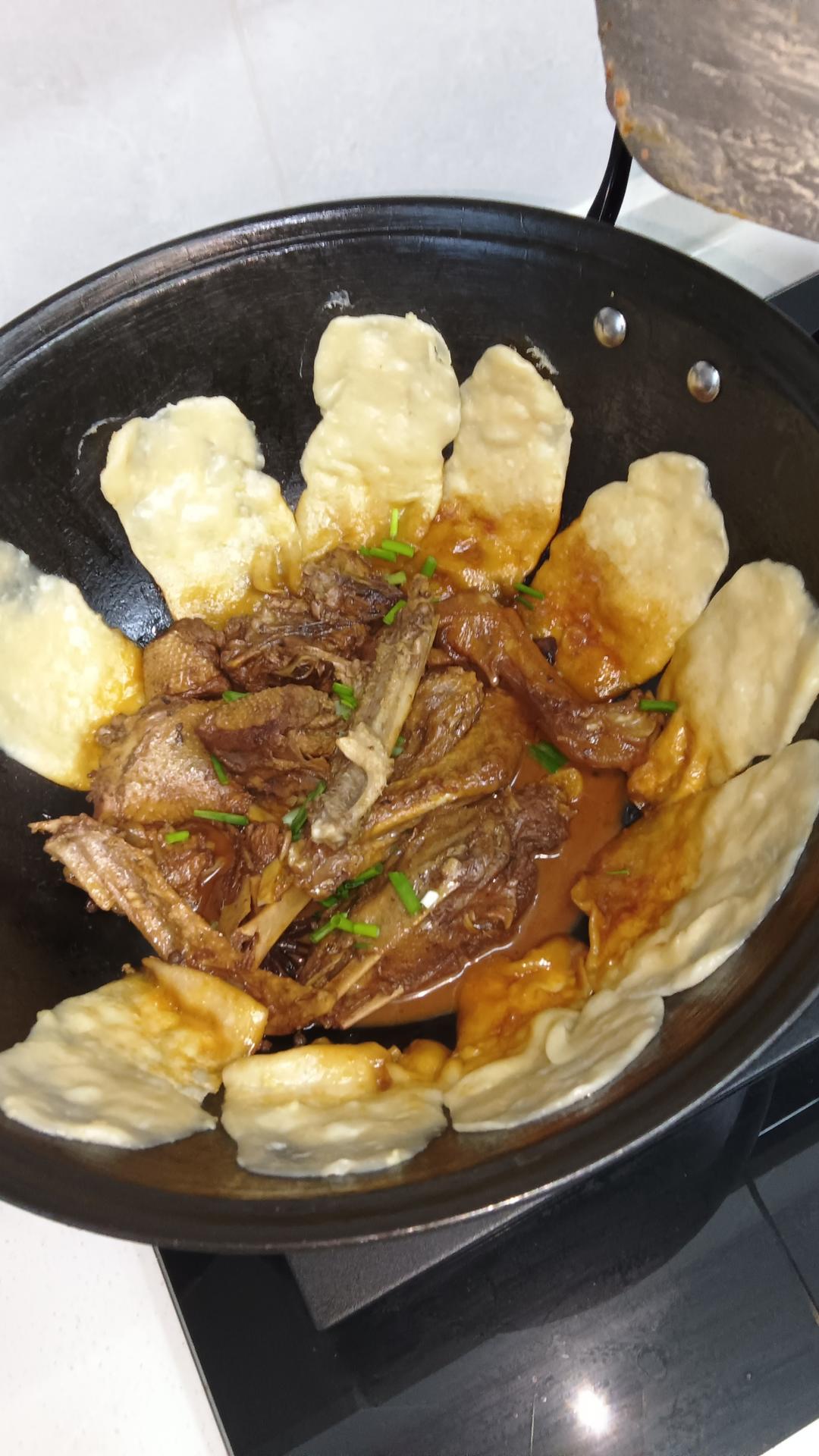 地锅鸡，教你贴饼子好吃的小技巧~