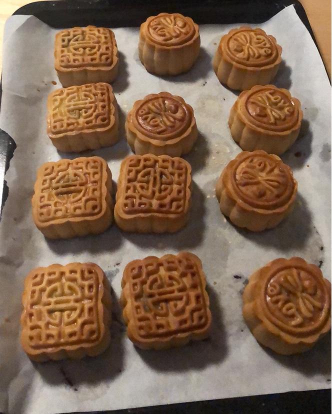 广式月饼—蛋黄莲蓉月饼