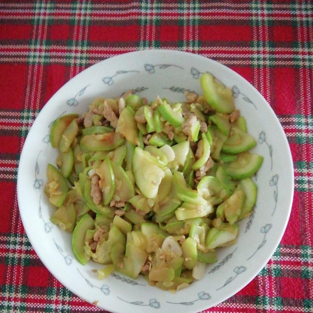 〈西葫芦炒肉〉，家庭菜。欣小厨 😉
