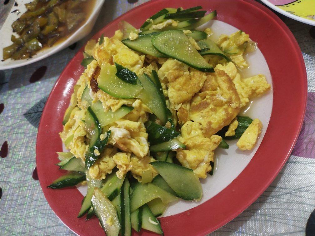 〈黄瓜炒鸡蛋〉，简单版。欣小厨 😉
