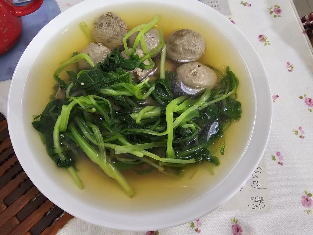 鸡毛菜丸子汤