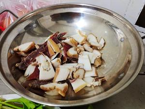腊肉干锅包菜的做法 步骤2
