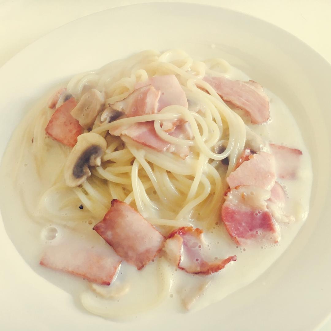 狗哆哩做的白汁蘑菇培根意粉