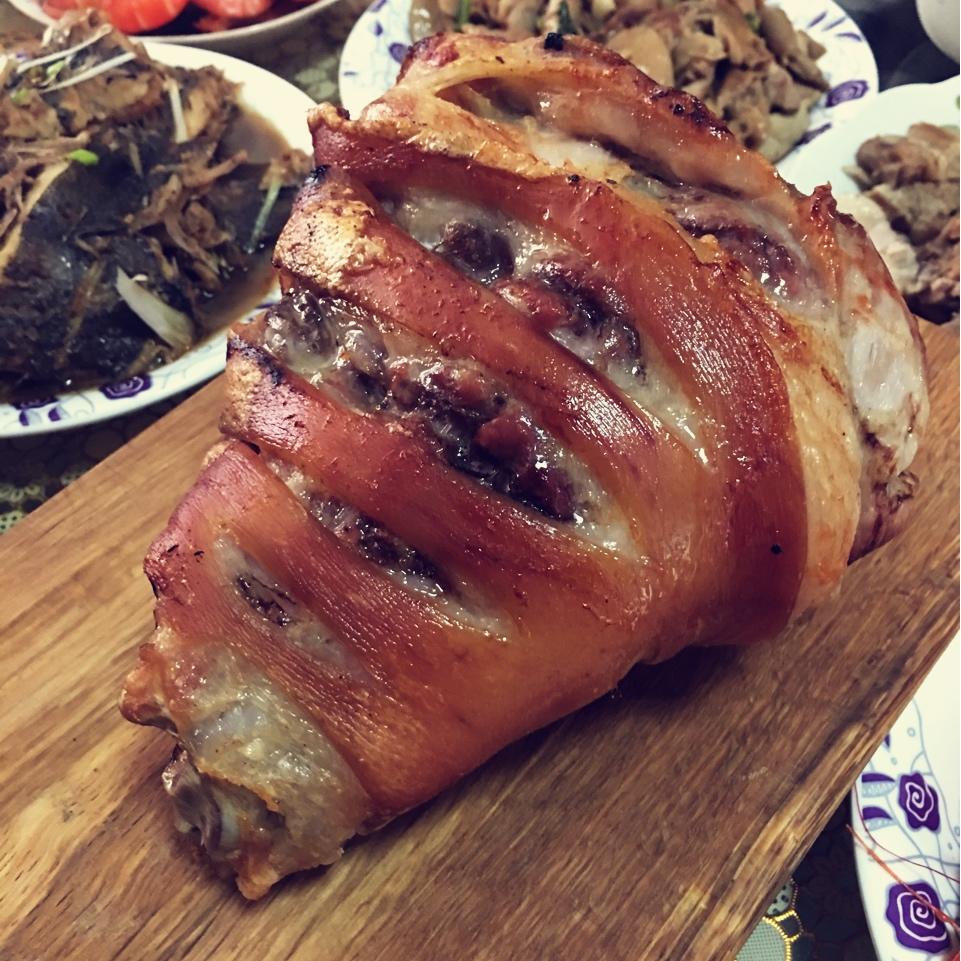 烤猪肘配苹果酱 Roast Leg of Pork with Apple sauce