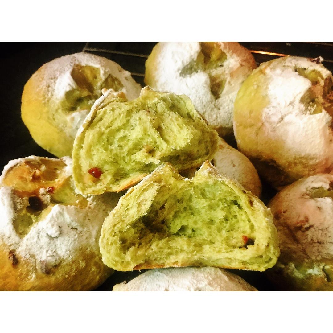 #蔓越莓核桃艾汁麦香包#