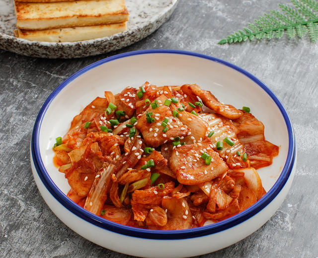 辣白菜五花肉配香煎豆腐【食材包操作说明】的做法