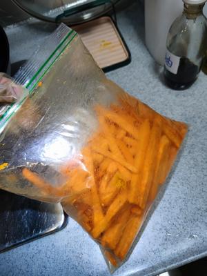咸蛋黄番薯条-烤箱版-好吃到舔手指的做法 步骤1