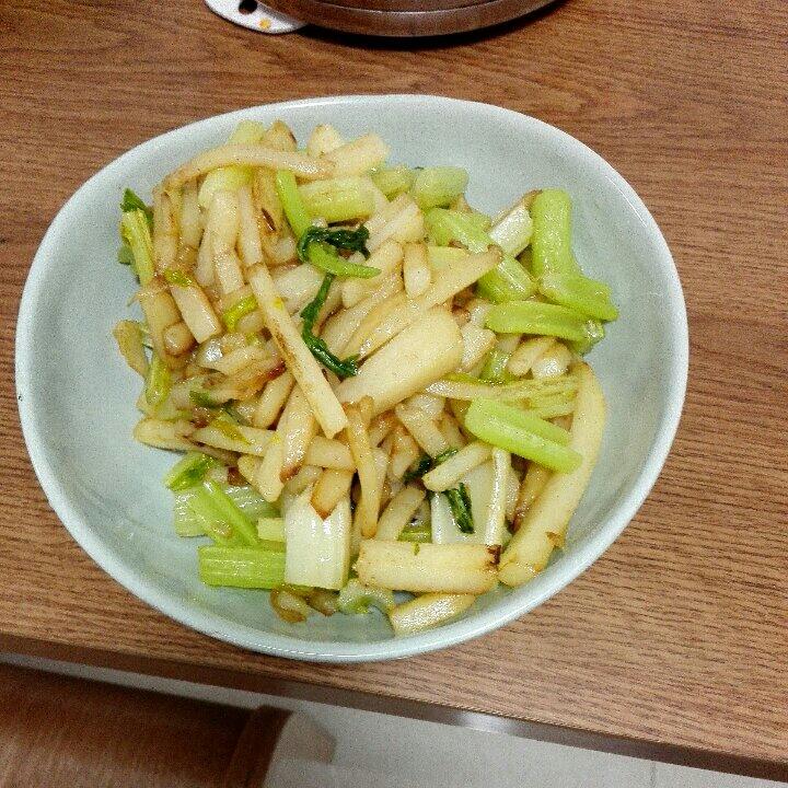 土豆炒芹菜