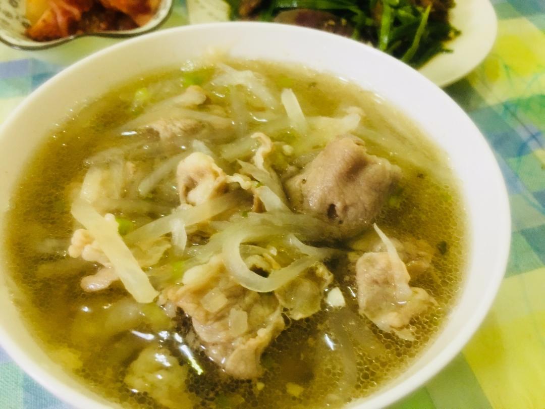 温暖的萝卜丝羊肉汤